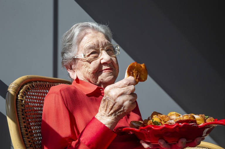 Retrato da cozinheira  Palmirinha Onofre, 90, com seu prato de rabanada de Natal