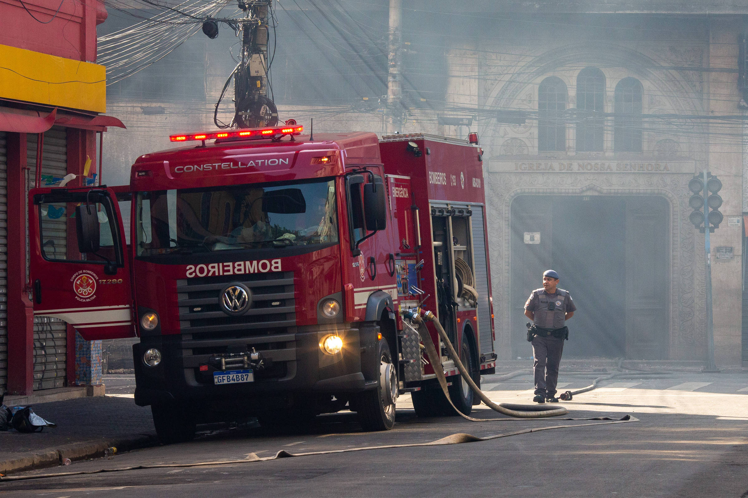 Bombeiros ainda atuam na região da rua 25 de Março, em SP - 12/07/2022