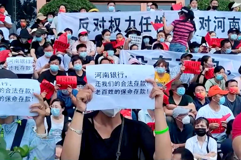 Após protestos contra congelamento de contas na China, autoridades prometem liberar saques