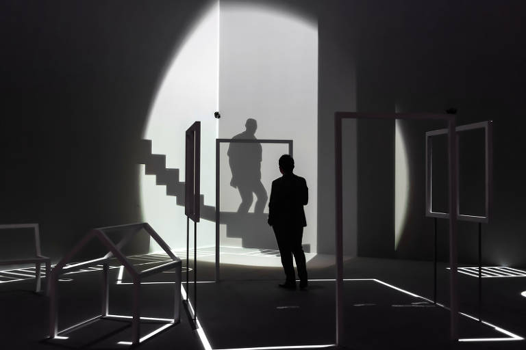 Em 'Augmented Shadow: Inside', do sul-coreano Joon Y Moon, o visitante recebe uma lanterna para usar enquanto caminha e vê surgirem nas paredes e no chão sombras "virtuais"