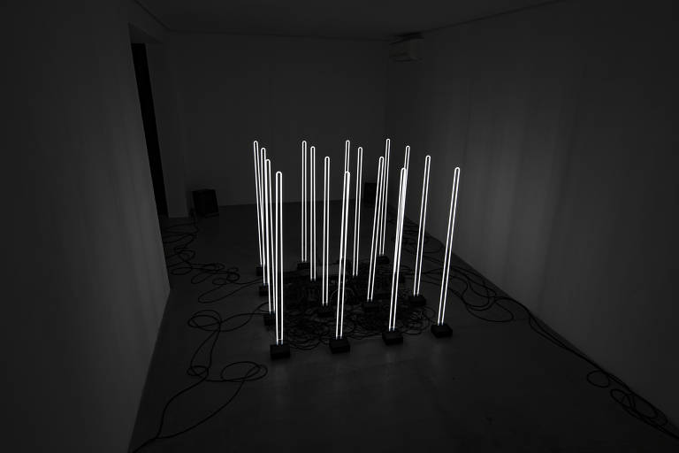 A obra '#L1, after Dan Flavin', é uma escultura de luzes neon que faz uma espécie de homenagem ao artista Dan Flavin