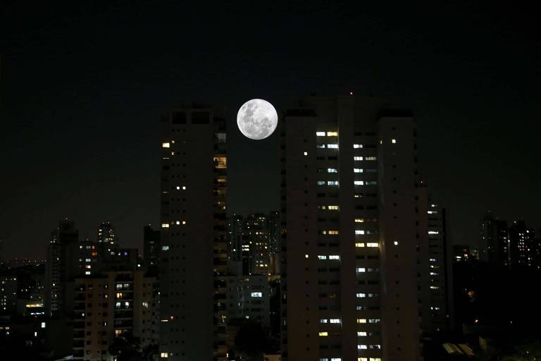 Superlua vista em São Paulo, entre prédios