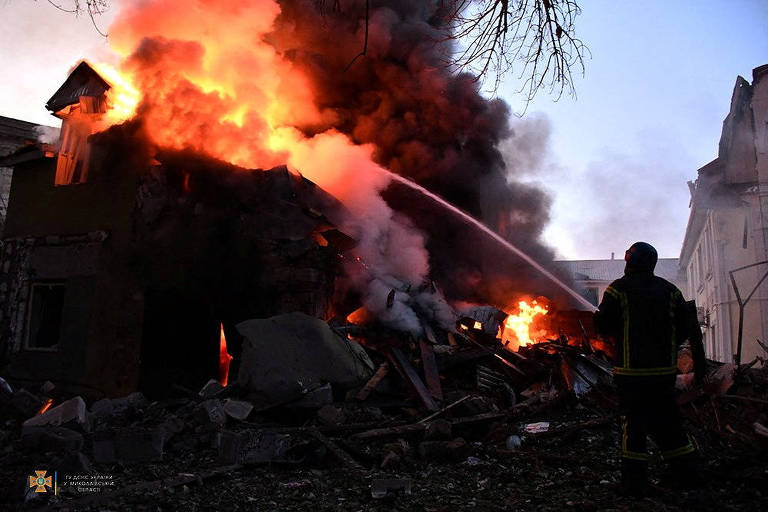 Bombardeio russo na Ucrânia e incêndio florestal nos EUA; veja fotos de hoje