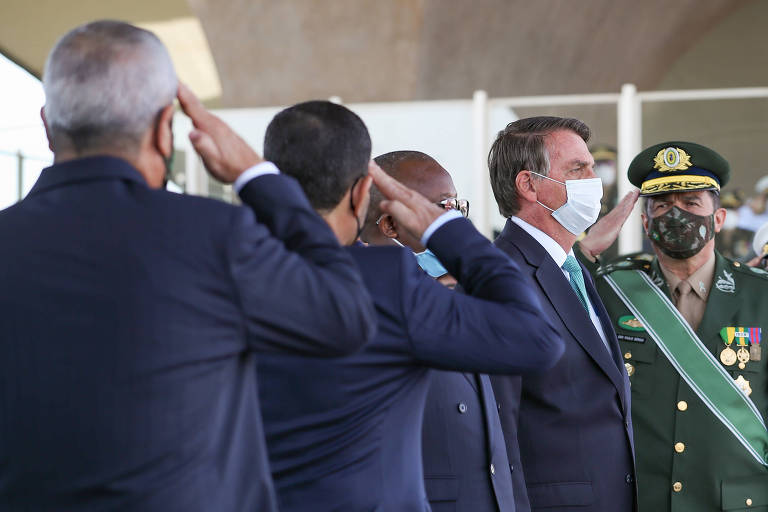 O presidente Jair Bolsonaro ao lado do general Paulo Sérgio Nogueira de Oliveira
