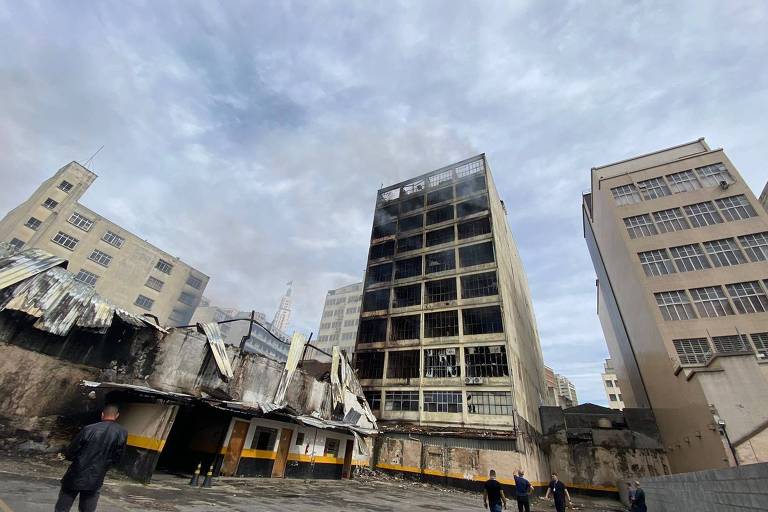 Prédio atingido por incêndio no Brás corre risco de desabar, São Paulo