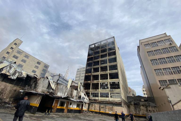 Incêndio atingiu imóveis comerciais na região da rua 25 de Março, em SP