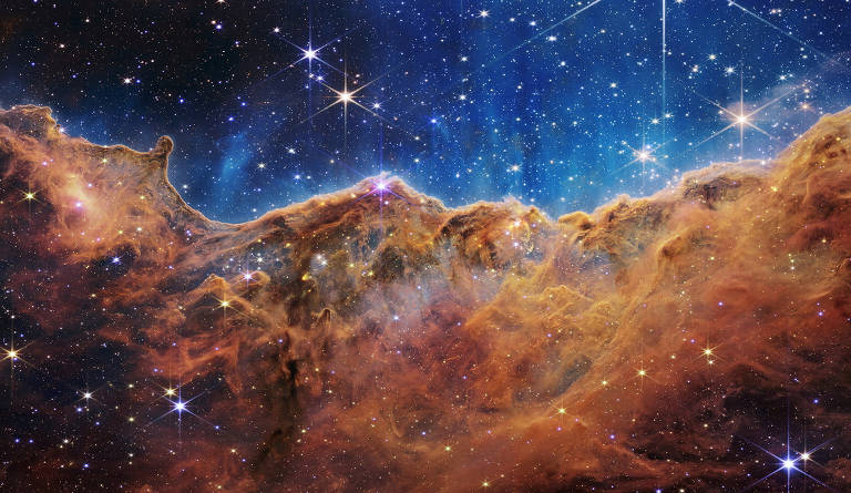 Imagem espacial lembra uma montanha semi-transparente contra um céu estrelado