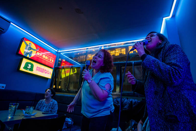 Público canta na Tokyo, mistura de bar, restaurante, karaokê e balada no centro de São Paulo