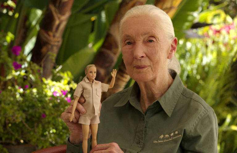 Jane Goodall e a boneca Barbie em sua homenagem