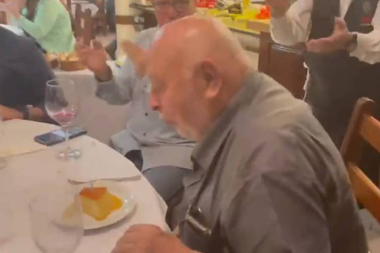 Frei Chico sopra velas em pudim durante celebração de seus 80 anos