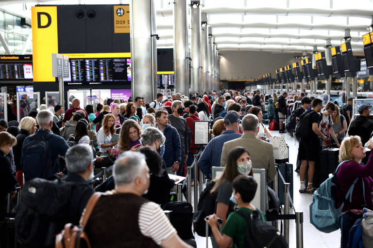 Caos aéreo leva aeroporto de Londres a limitar número de passageiros