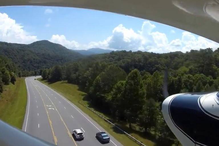 Piloto faz pouso de emergência em rodovia nos EUA após falha no motor