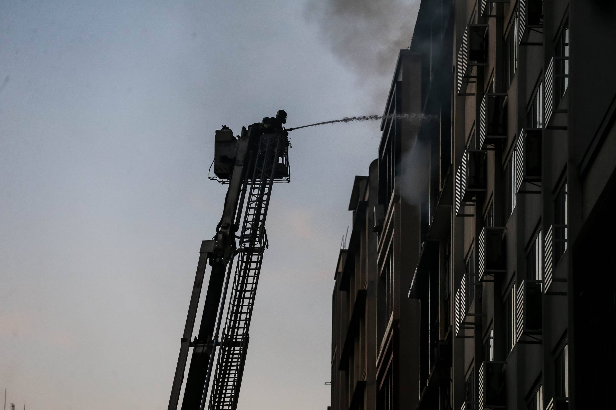 Prédio atingido por incêndio no Brás corre risco de desabar, São Paulo