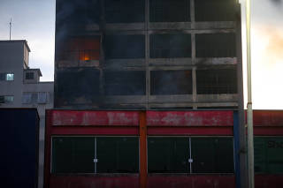 Prédio atingido por incêndio na região da rua 25 de Março, corre o risco de desabar