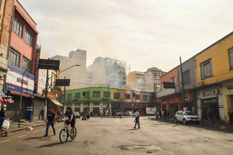 Vista do prédio que pega fogo e ruas vazias na região da 25 de março 