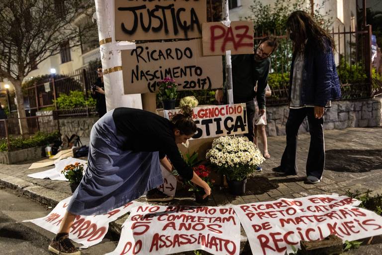 Ato no bairro de Pinheiros pede justiça pelo assassinato do catador Ricardo Silva Nascimento morto, por PM há cinco anos