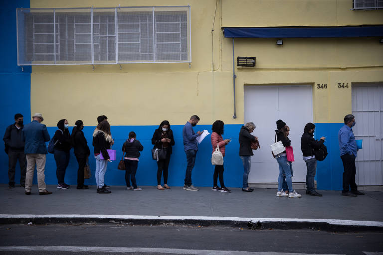 Feirão do Emprego reúne milhares de candidatos em São Paulo