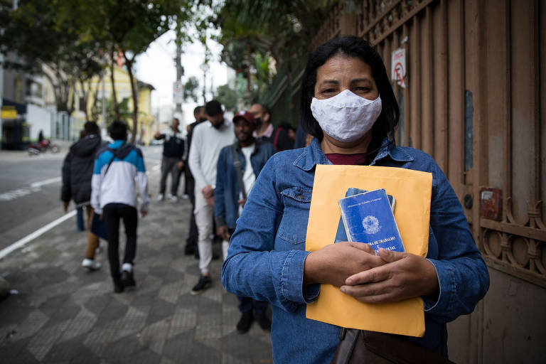 Maria da Conceição Melo da Silva, 56, aguarda atendimento na fila do Feirão do Emprego