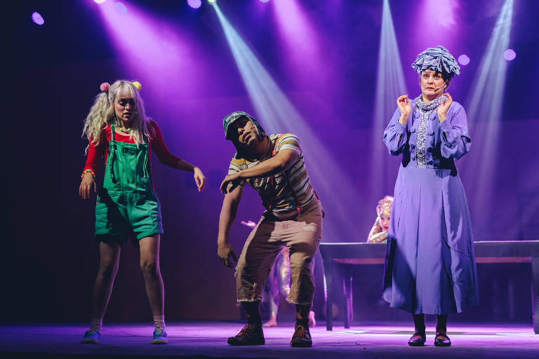 Chaves, Dona Florinha e personagem chamada A Menina em cena dos espetáculo 'Chaves - Uma Aventura no Circo'
