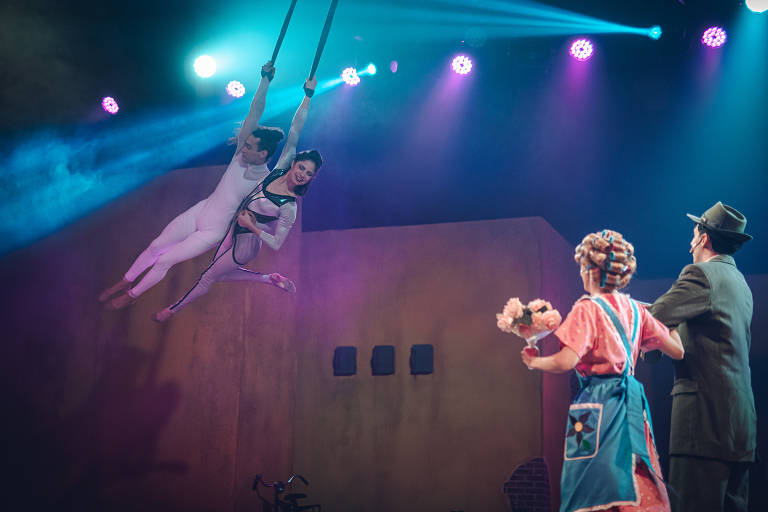 Em 'Chaves - Uma Aventura no Circo', personagens do seriado mexicano se misturam com elementos circenses no palco