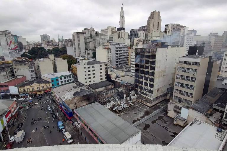 Imagem do quarto dia de combate ao incêndio no prédio comercial de 10 andares no Centro de São Paulo tirada em 13.jul