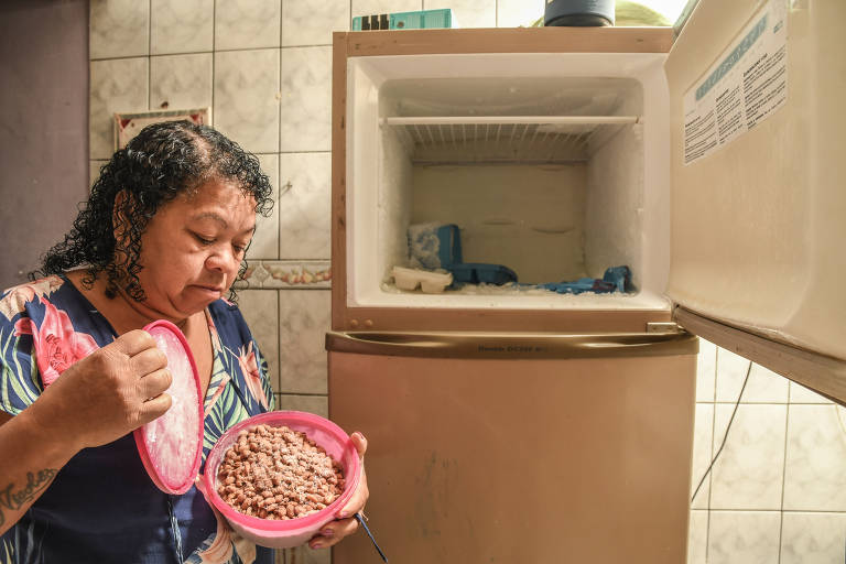 Josefa da Silva, de 57 anos, mora com três filhos, quatro netos, uma sobrinha e dois de seus filhos. Em seu congelador só há feijão e gelo.