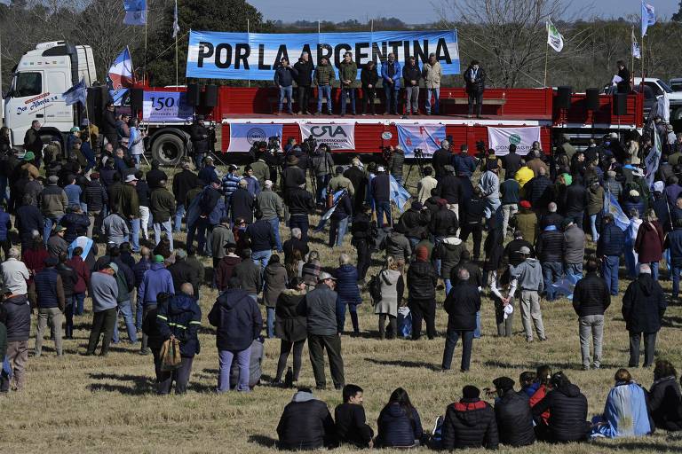 Produtores agrícolas protestam contra governo e interrompem vendas na Argentina