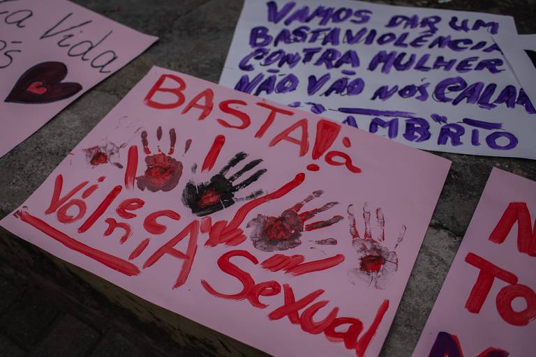 cartaz no chão entre outros com o texto "basta de violência sexual"