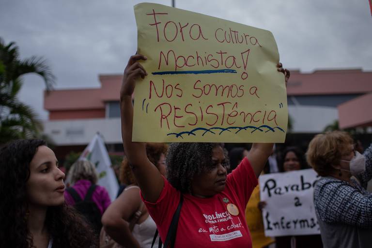 Mulheres durante ato contra a violência obstétrica e estupro, e pela dignidade e respeito às mulheres, na frente do hospital estadual Heloneida Studart, em São João do Meriti, onde o anestesista Giovanni Quintella Bezerra estuprou uma paciente durante o parto