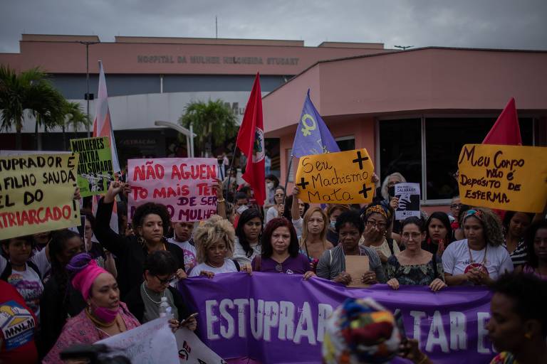 Mulheres durante o ato contra a violência obstétrica e estupro e pela dignidade e respeito as mulheres, na frente do hospital estadual Heloneida Studart, em São João do Meriti