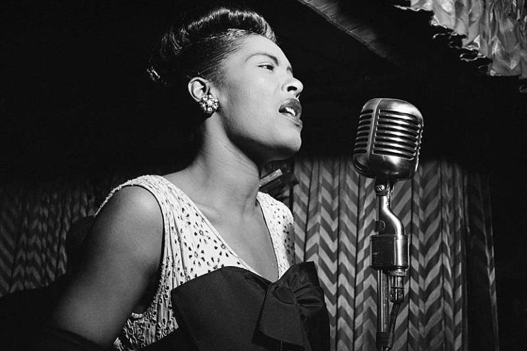A cantora Billie Holiday em 1947