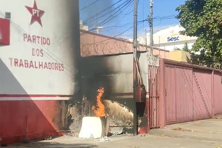 Polícia investiga incêndio diante de diretório do PT em Goiânia