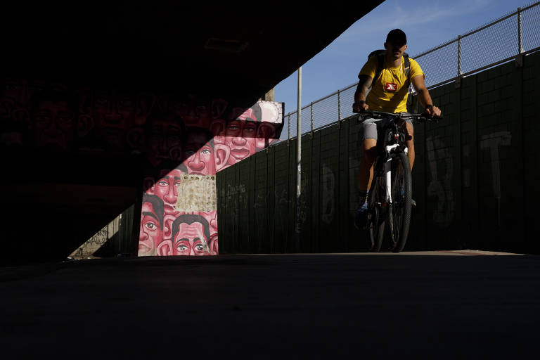 O bombeiro Rodrigo Mendonça, que faz o trajeto de casa ao trabalho de bicicleta diariamente