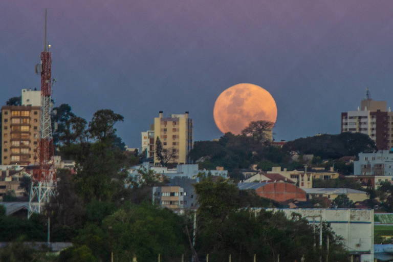 Superlua é vista próxima ao Aeroporto Salgado Filho em Porto Alegre (RS); com aparência maior e mais brilhante, a lua está no ponto mais próximo da Terra em sua órbita