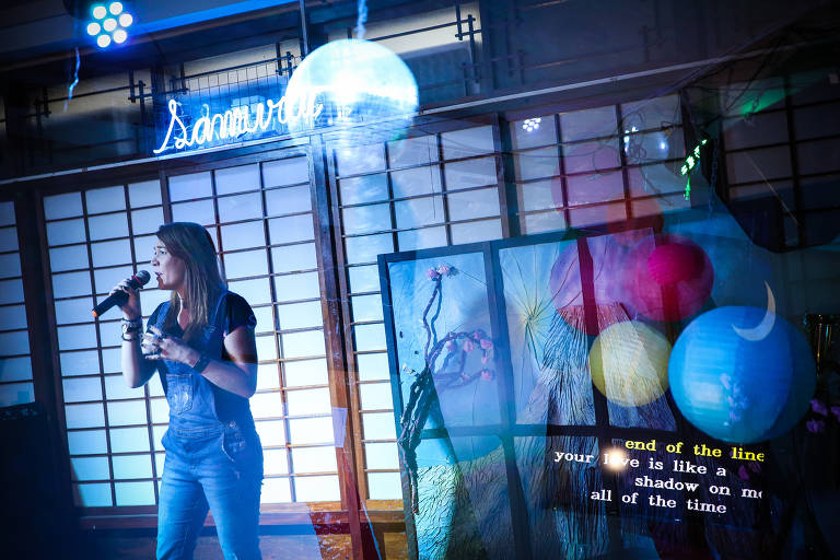 Frequentadora do Samurai canta no palco do karaokê e restaurante japonês