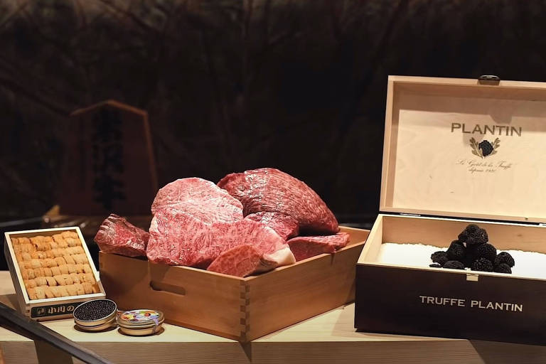 A foto mostra uma caixa com ovas de ouriço do mar, uma latinha de caviar, uma caixa com carne e outra com trufas negras