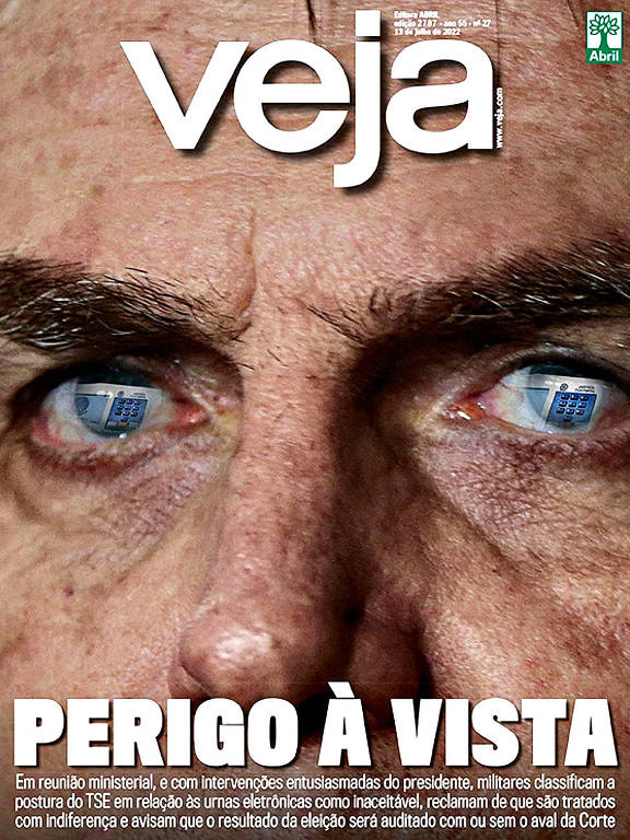 Capa da revista Veja, junho de 2022, que trás a montagem sobre uma foto de um close no rosto do presidente Jair Bolsonaro, refretindo urna eletrônica em seus olhos