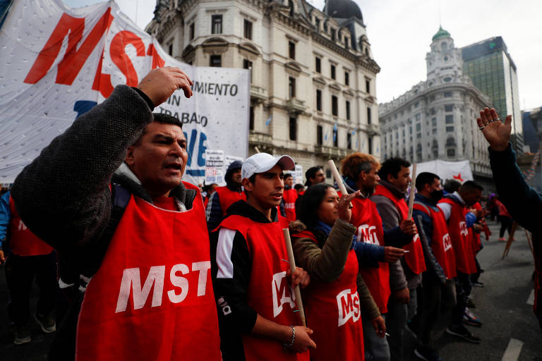Argentinos protestam por ajuda financeira em meio à crise econômica; veja fotos
