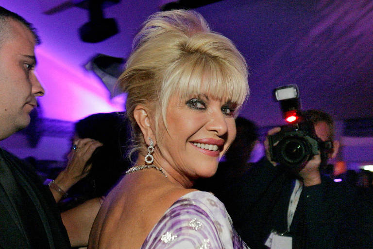 Ivana Trump sorri em sua festa de aniversário em 2006