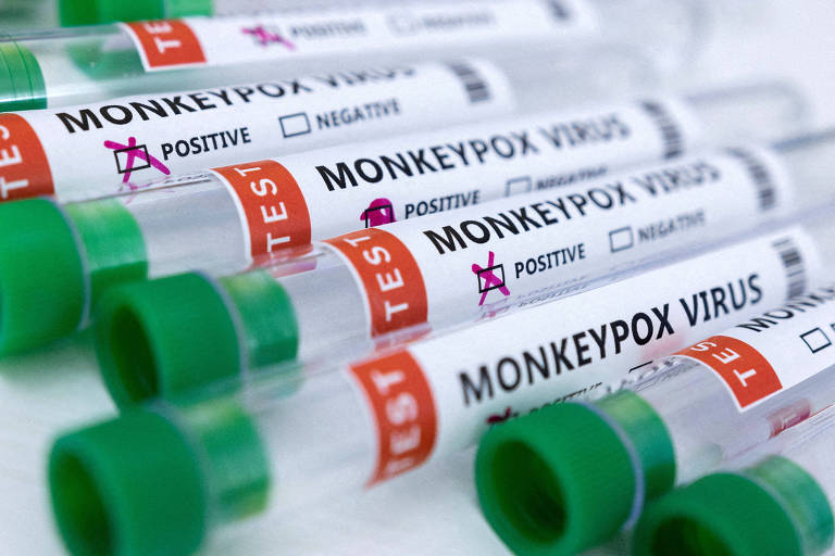 Frascos onde se lê o nome "varíola do macaco" em inglês (monkeypox)