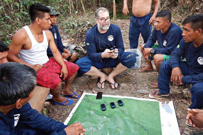 O indigenista Bruno Pereira (ao centro) segura aparelho durante treinamento na Terra Indígena Vale do Javari, no Amazonas