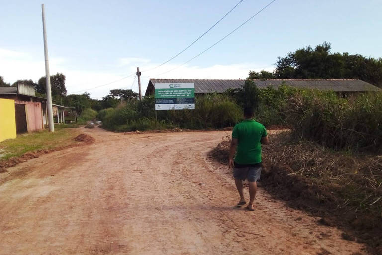 Via com obra inacabada de pavimentação da Codevasf na Ilha de Santana, no Amapá