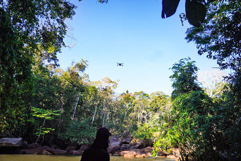 Indígena Bitaté Uru-Eu-Wau-Wau maneja drone na Terra Indígena Uru-Eu-Wau-Wau, em Rondônia