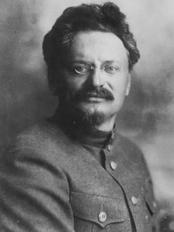 Retrato em preto e branco de homem com óculos e bigode