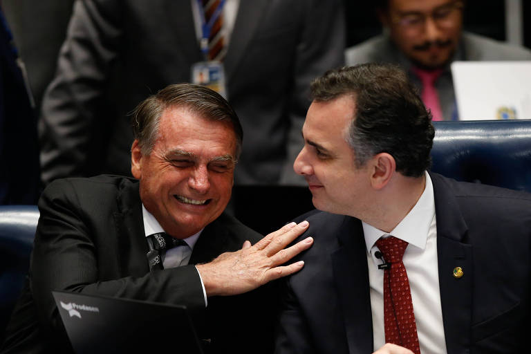 O presidente Jair Bolsonaro promulga PEC que amplia benefícios sociais durante as eleiçoes, ao lado do presidente do Senado Federal, Rodrigo Pacheco