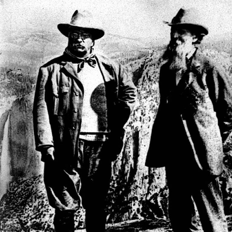 O conservacionista John Muir e o presidente dos EUA Theodore Roosevelt em encontro no parque de Yosemite, na Califórnia, em 1903