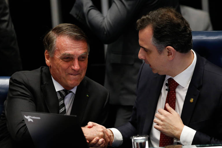 O presidente Jair Bolsonaro cumprimenta o presidente do Senado, Rodrigo Pacheco, na promulgação da PEC