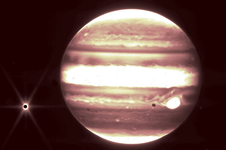 O planeta Júpiter e sua lua Europa, em imagem feita pelo telescópio espacial James Webb este ano