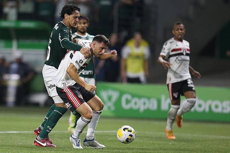 Gómez disputa a bola com Calleri no duelo entre Palmeiras e São Paulo