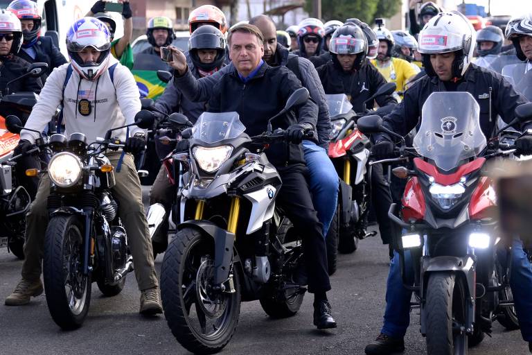 Bolsonaro em motociata em MG e Raphinha apresentado pelo Barcelona; veja fotos de hoje